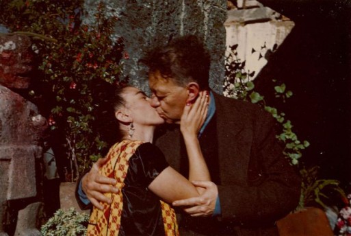 Diego rivera and fridah kahlo kiss 