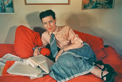 Simone de Beauvoir, Simone de Beauvoir color, Simone de Beauvoir young, woman on couch, 60s woman, 60s fashion, French woman