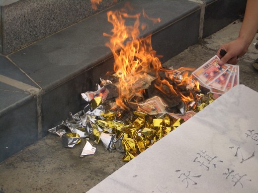 Burning-money-and-yuanbao-at-the-cemetery-3249