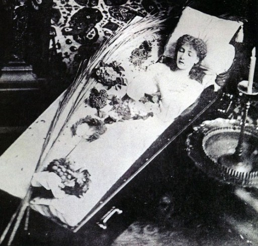 Sarah Bernhardt in coffiin