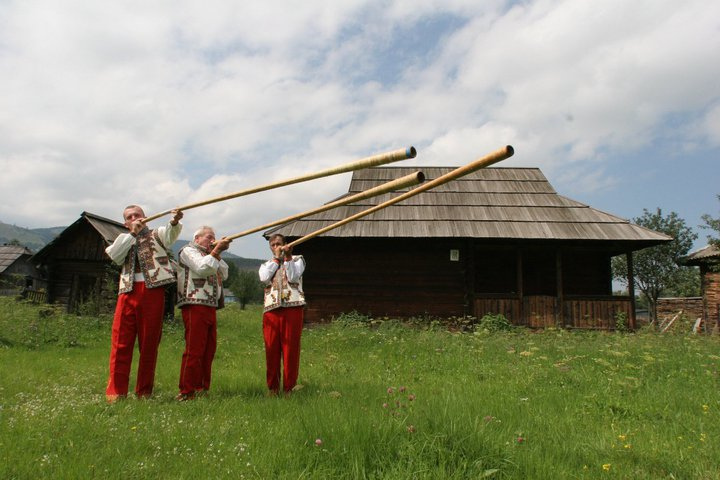 Trembitas players at Ukrainian funeral