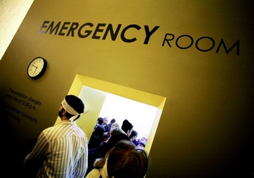 People at the entrance of an emergency room