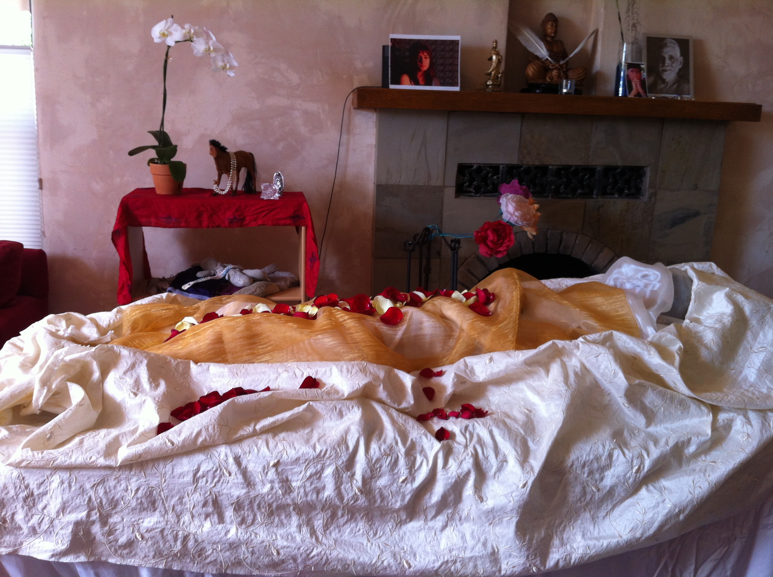 Elizabeth's body laid out for a home funeral in the Maya's family home (Credit: upworthy.com)