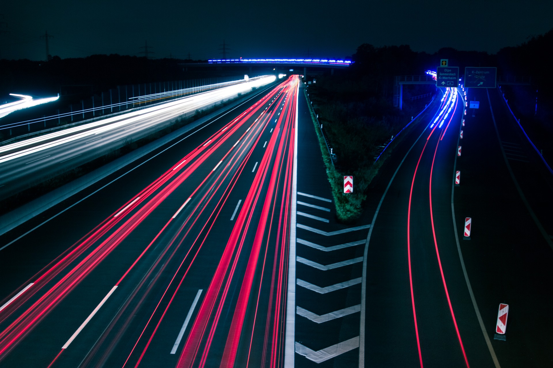 Picture of a busy highway 