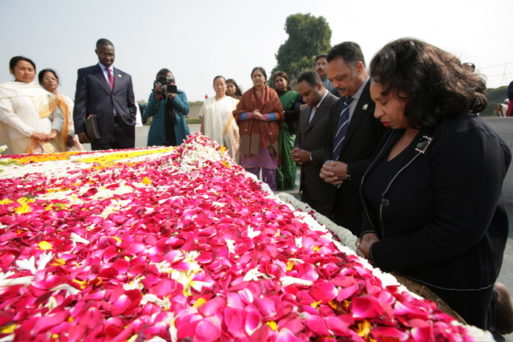 Jesse Jackson and his family visit Gandhi's grave as a memorial to his life