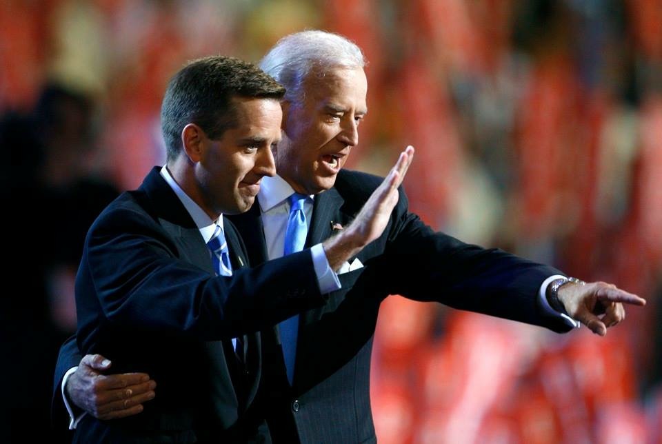 Joe Biden, author of "Promise me, Dad" on the campaign road with his son Beau