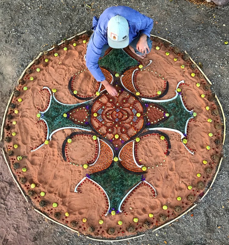 Image of Day Schildkret creating impermanent earth art