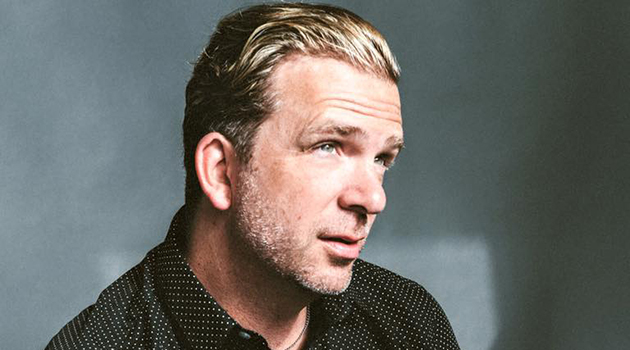 Portrait of singer/songwriter Chris Trapper looking upwards