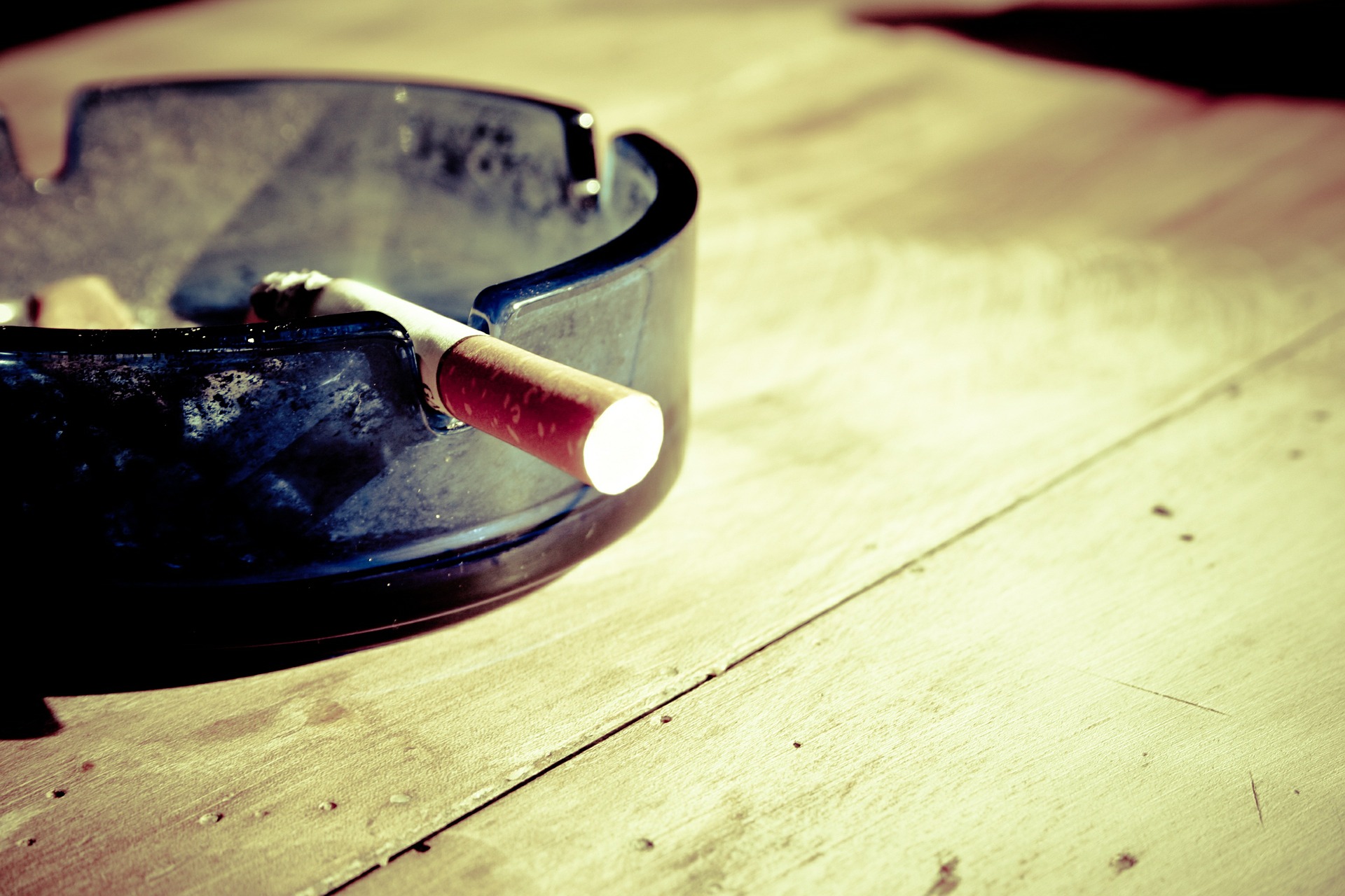 Cigarette butt laying in an ash tray