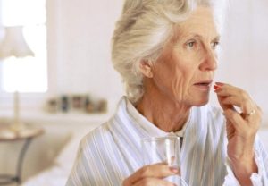 elderly women taking pills that lead to opioid misuse
