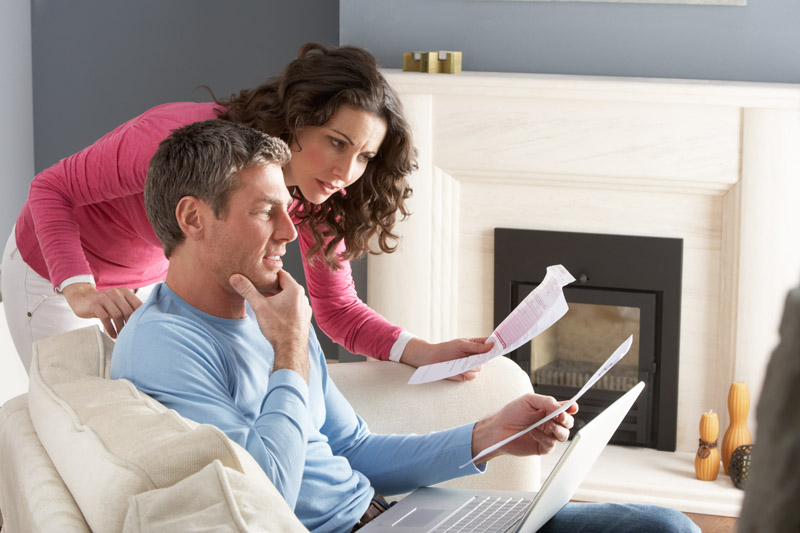 couple trying to figure out hospital price lists