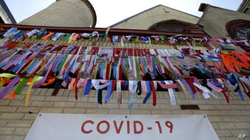 Memorial flags to COVID deaths in early 2020