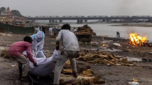 Danish Siddiqui photo of bodies of Covid-19 Victims India