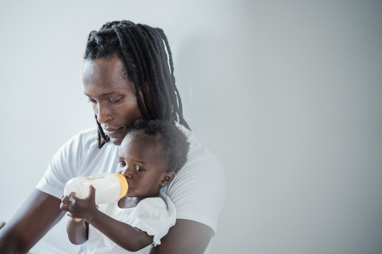 A man holds a child orphan due to COVID-19.