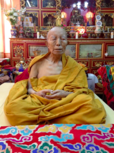 Mnk dressed in gold robe who died in a state of tukdam