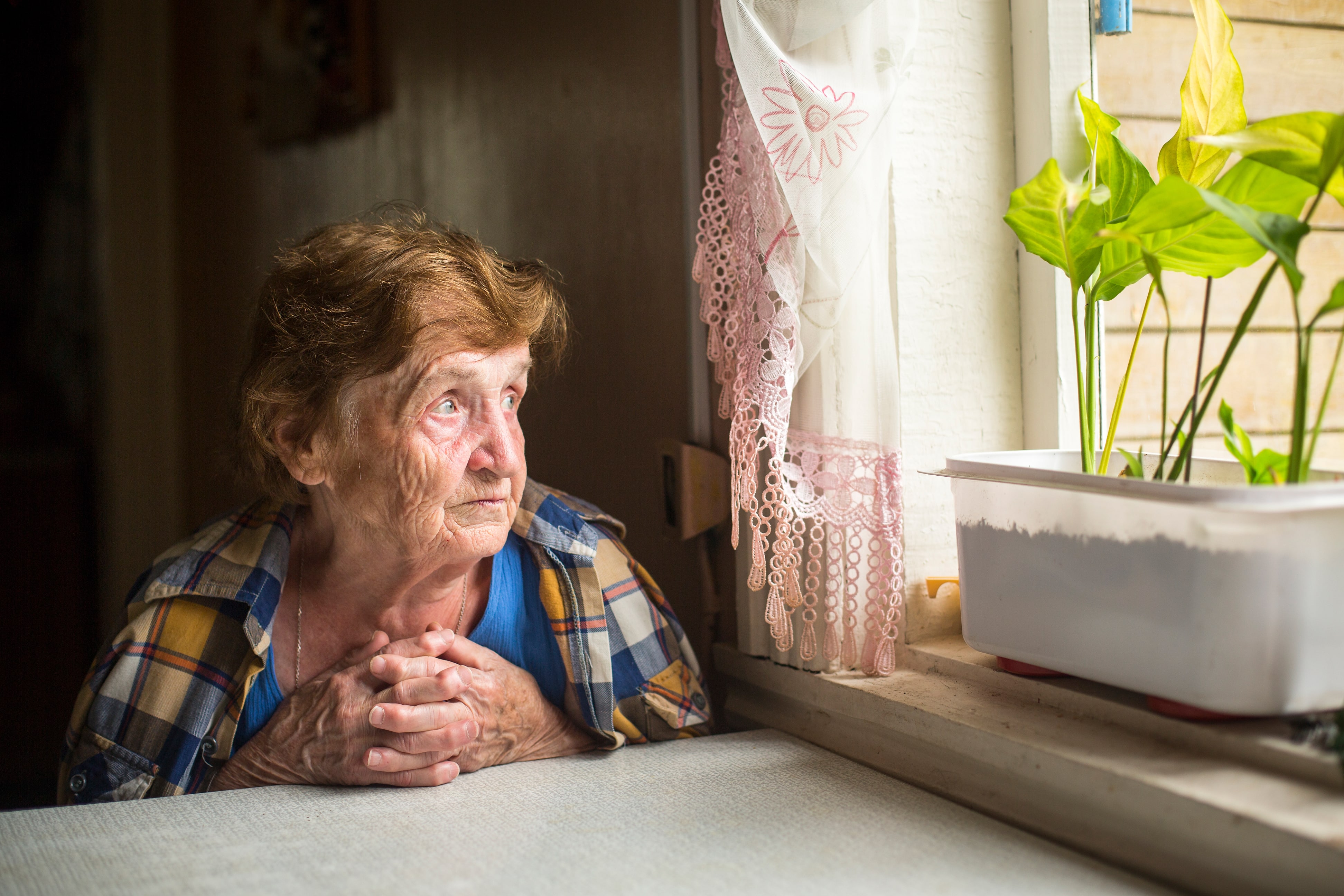 Пенсионерка страдает. Одиночество пожилых людей. Пожилые люди. Одинокие пожилые люди. Одинокая бабушка.