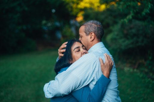  Una pareja emocional que se abraza demostrando una buena etiqueta contra el cáncer